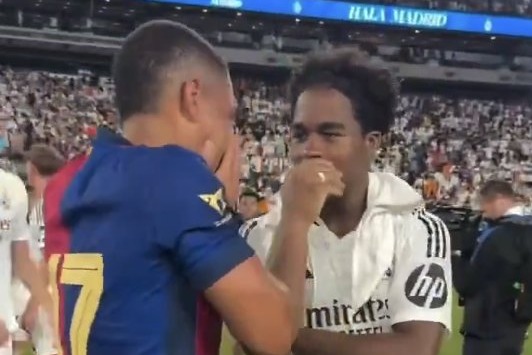 لحظهای که استعدادهای برزیلی رئال مادرید و بارسلونا یکدیگر را در آغوش کشیدند عکس