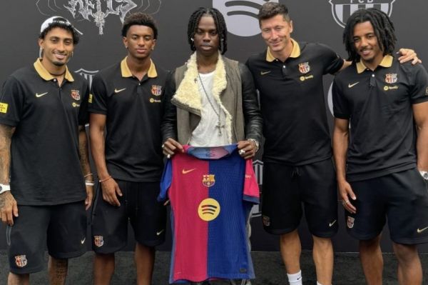 عکس؛ ملاقات بازیکنان بارسلونا با خواننده نیجریهای