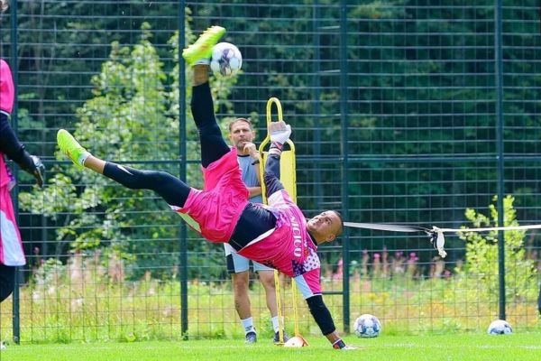  قاب ویژه  تلاش جانانه لک برای قیچی زدن زیر نظر رحمان احمدی