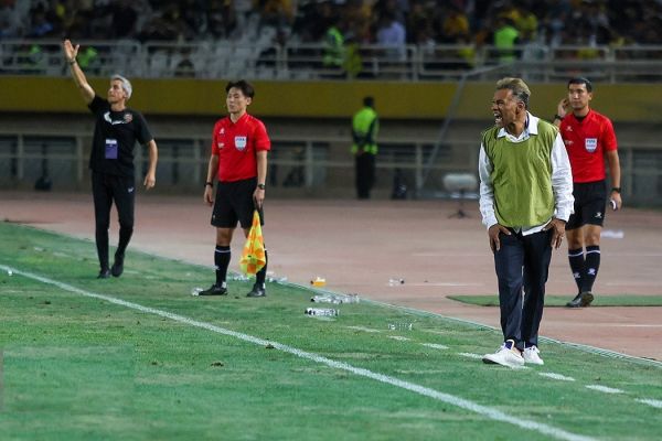  مورایس هم از چمن نقش جهان به ستوه آمد؛ جشنواره گل‌های شانسی در اصفهان