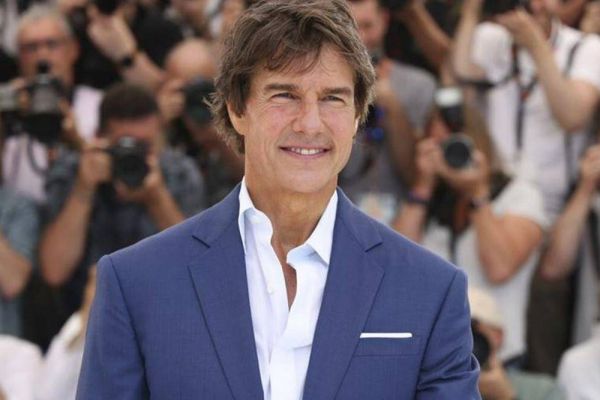 المپیک 2024 پاریس تام کروز در مراسم اختتامیه پرچم پنج حلقه را به لس آنجلس میدهد