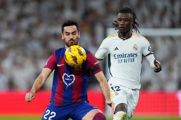  شکار شدن تصویر هافبک بارسلونا در سفر به استانبول؛ خبری در راه است