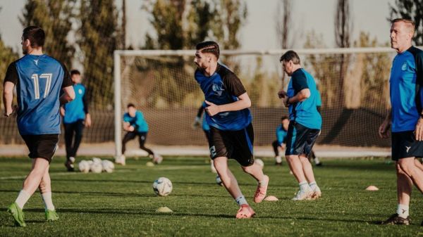 استقلالیها تمرین کردند و راهی استخر شدند