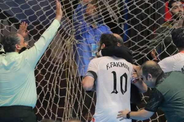 الکلاسیکو جنجالی فوتسال؛ از درگیری درون زمین تا پیامک تهدیدآمیز