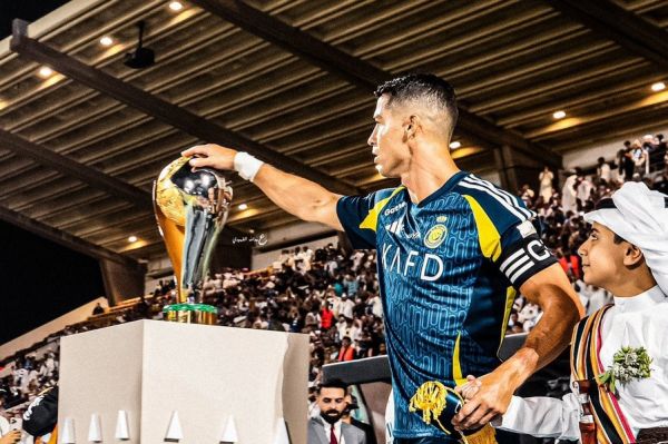 عکس؛ لحظهای که رونالدو جام قهرمانی را لمس کرد