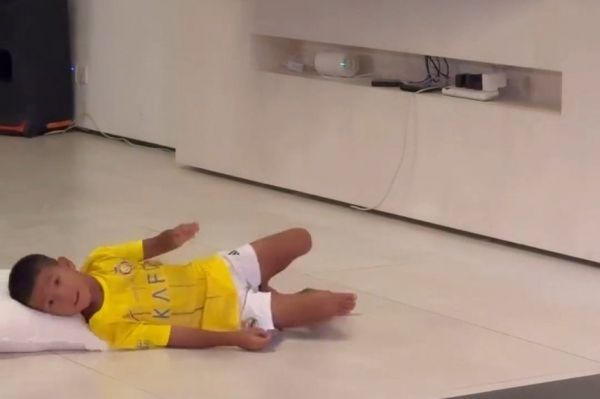  پسر رونالدو و تماشای باخت سنگین النصر از تلویزیون  عکس