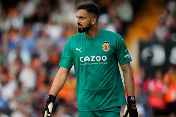  گلر گرجستانی والنسیا در آستانه انتقال به لیورپول