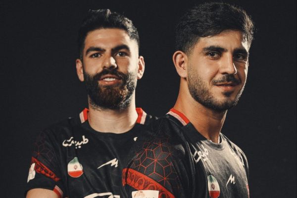 رونمایی از پیراهن پرسپولیس مقابل تراکتور مشکی، با نقوش هندسه ایرانی عکس