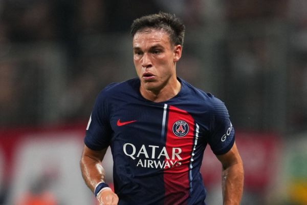 منچستریونایتد و پاری سن ژرمن در آستانه توافق برای انتقال هافبک اروگوئهای