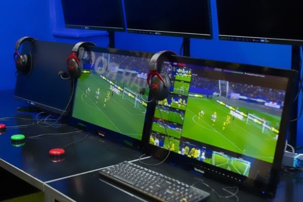  برگزاری دیدار استقلال - ملوان با VAR