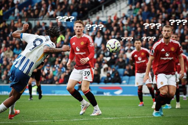 عکس؛ لحظهای که مدافعان منچستریونایتد به گلزن برایتون نگاه میکردند