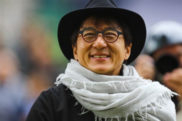 مشعل پارالمپیک ۲۰۲۴ پاریس در دستان جکی چان