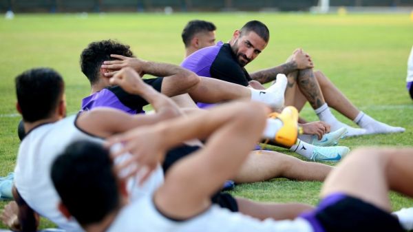  ادعای مجری برنامه فوتبال برتر؛ استقلال نام مهرداد محمدی را از لیست خارج کرده است   ویدیو