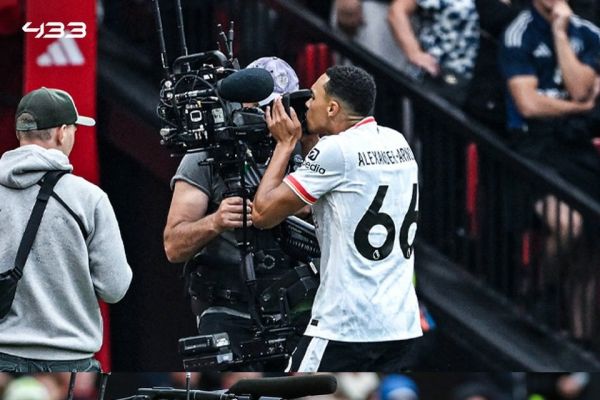  عکس؛ بازیکن لیورپول و تکرار خوشحالی معروف استیون جرارد در اولدترافورد