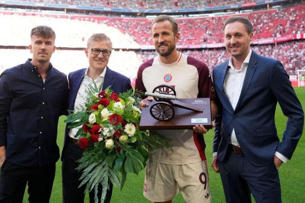 عکس؛ جایزه ویژهای که هری کین پیش از بازی مقابل فرایبورگ دریافت کرد