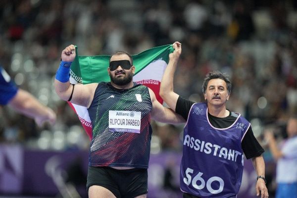 علیپور کفش پای چپ من پاره بود این حواشی که در فضای مجازی پیش آمده واقعیت ندارد