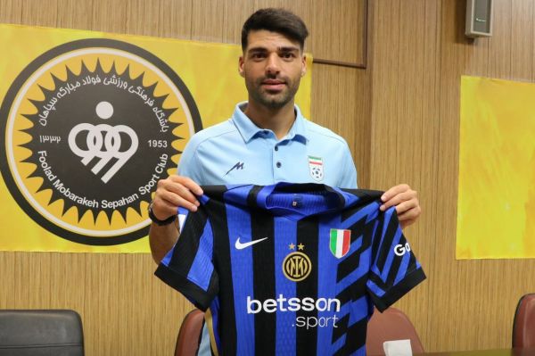 طارمی با افتخار پیراهن خود را تقدیم موزه سپاهان کردم