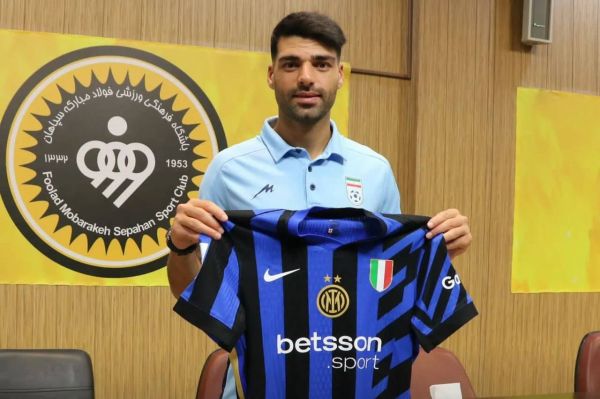 طارمی و اهدای پیراهن اینتر به موزه سپاهان