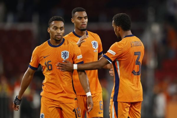  دو برادر که برای تیم ملی هلند به میدان رفتند  عکس