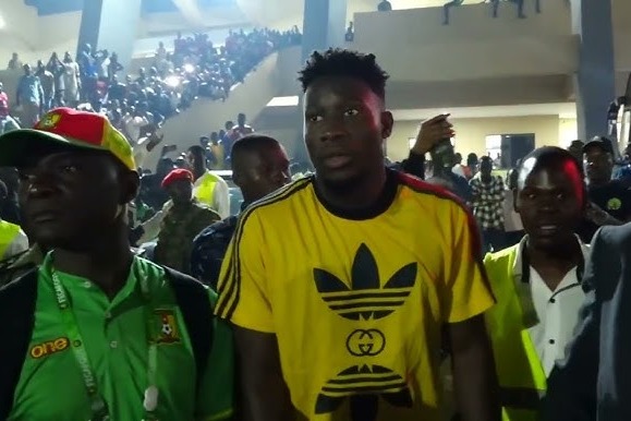  هجوم هواداران به سمت دروازه‌بان منچستریونایتد در اوگاندا