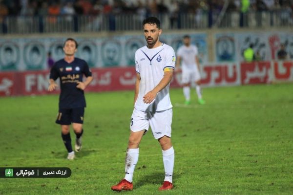 چاقو دسته خودش را نبرید ؛ نیازمند دست همتیمی سابق را خواند ویدیو