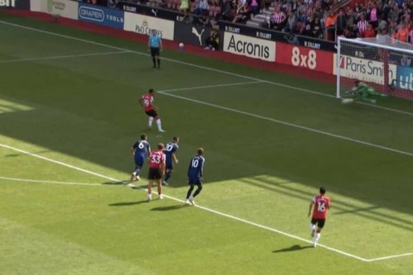 عکس؛ لحظهای که اونانا پنالتی ساوتهمپتن را مهار کرد