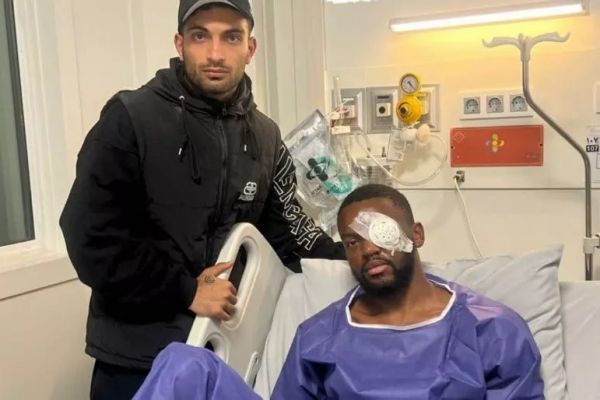 حامدیفر مادرم سر نماز برای سلامتی یامگا دعا میکند