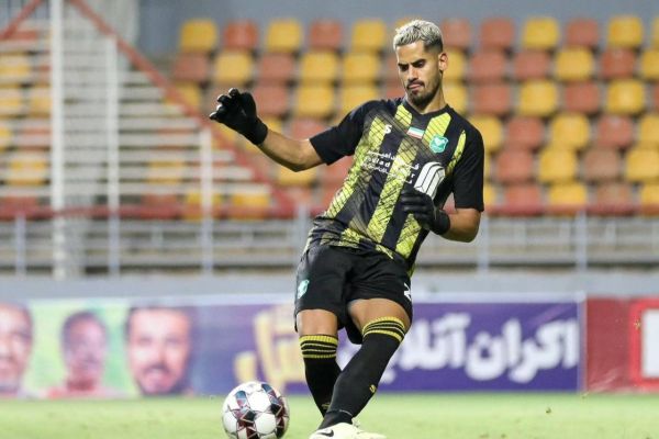 سوتی دروازهبان خارجی خیبر و تقدیم گل به فولاد