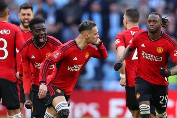 دومین بازیکن گران تاریخ منچستریونایتد، تنها یک دقیقه به میدان رفته است