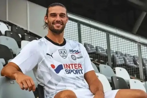 مهاجم پیشین لیورپول به نجات تیم دسته چهارم فرانسه میآید