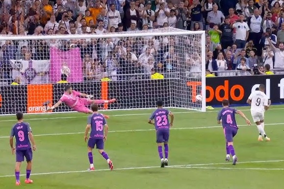 ترفندهای بینتیجه دروازهبان اسپانیول در مهار پنالتی امباپه