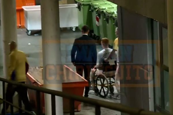 عکس؛ دروازهبان بارسلونا و رفتن به بیمارستان با ویلچر