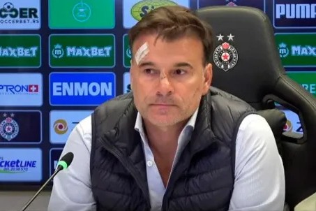 دربی ابدی در آتش؛ مربی پارتیزان با چهرهای زخمی در کنفرانس خبری