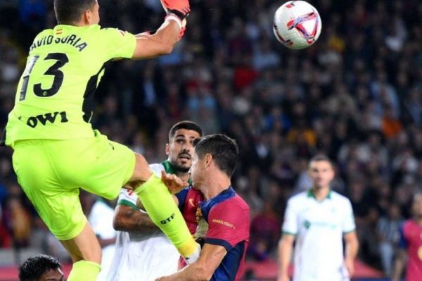 عکس؛ برخورد محکمی که دروازهبان ختافه با لواندوفسکی داشت