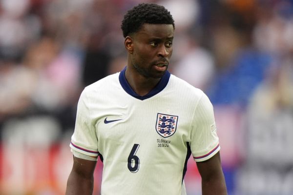  ورود نیوکاسل به دوئل زمستانی لیورپول و منچستریونایتد بر سر مدافع سابق چلسی