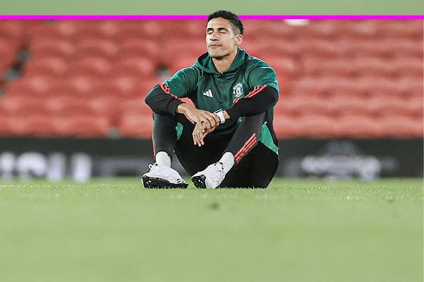  عکس؛ وقتی واران پس از آخرین بازی خود در اولدترافورد وسط زمین نشست