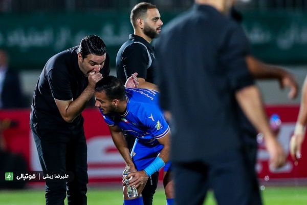  گلایه‌های بازیکن استقلال از عملکرد کادر فنی در دربی  نکونام تنها ماند