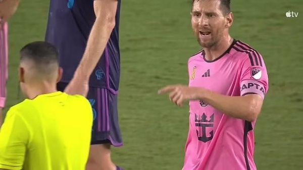 عکس؛ لحظهای که مسی به داور توهین کرد