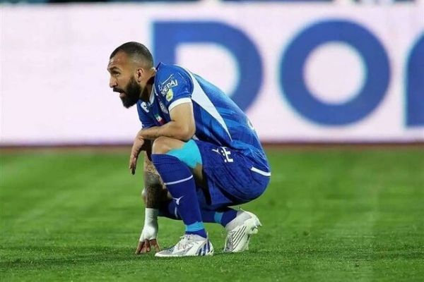 غیبت مدافع استقلال مقابل هوادار