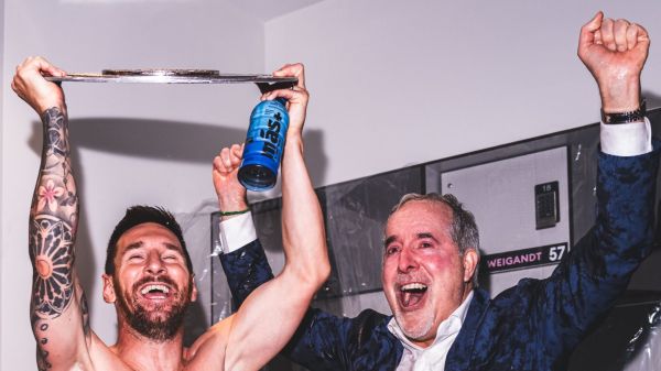  لحظه‌ای که مسی در کنار مالک باشگاه اینتر میامی جام قهرمانی را بالای سر برد