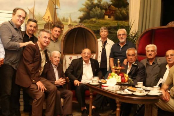  نشان افتخار جشنواره فیلم‌های ورزشی برسینه حشمت مهاجرانی