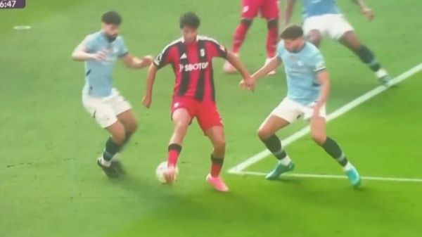 عکس؛ لحظهای که رائول خیمنز مقابل منچسترسیتی پاسگل پشت پا داد