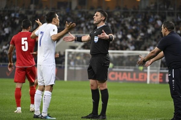 حواشی بازی ازبکستان - ایران اعتراض نیمکتنشینان ایران به داور پس از رد پنالتی