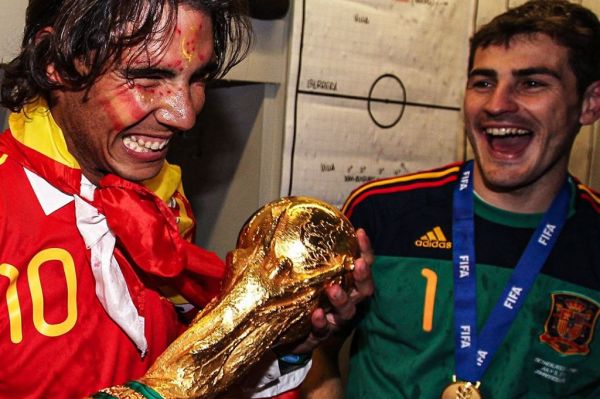  عکس؛ رافائل نادال به همراه کاپ قهرمانی جام جهانی 2010