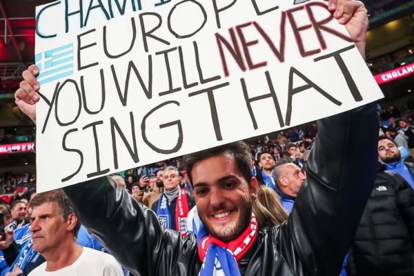  بنر جالب هواداران یونان در دیدار با انگلیس در شب پیروزی تاریخی