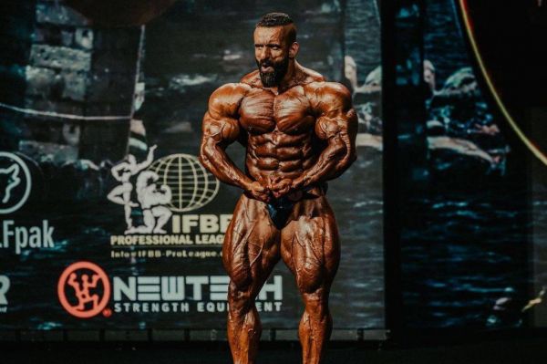 حمایت حسن یزدانی از هادی چوپان؛ حق گرگ پارسی قهرمانی بود