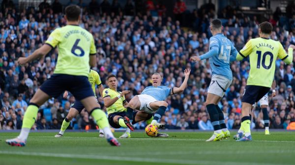 عکس؛ وضعیت نامتعادل هالند هنگام گلزنی