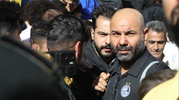 فوری؛ کتک کاری در فرودگاه مهرآباد بین هواداران استقلال و کادرفنی و تدارکات درگیری یک هوادار و سهراب بختیاری زاده؛ پلیس فرودگاه وارد عمل شد