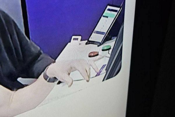  تصویر عجیب از اتاق VAR بازی نیوکاسل و چلسی؛ داوران در حال بازی فوتبال فانتزی