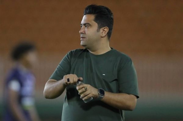  اخباری  جلوی ذوب‌آهن باید حواس جمع بازی کرد